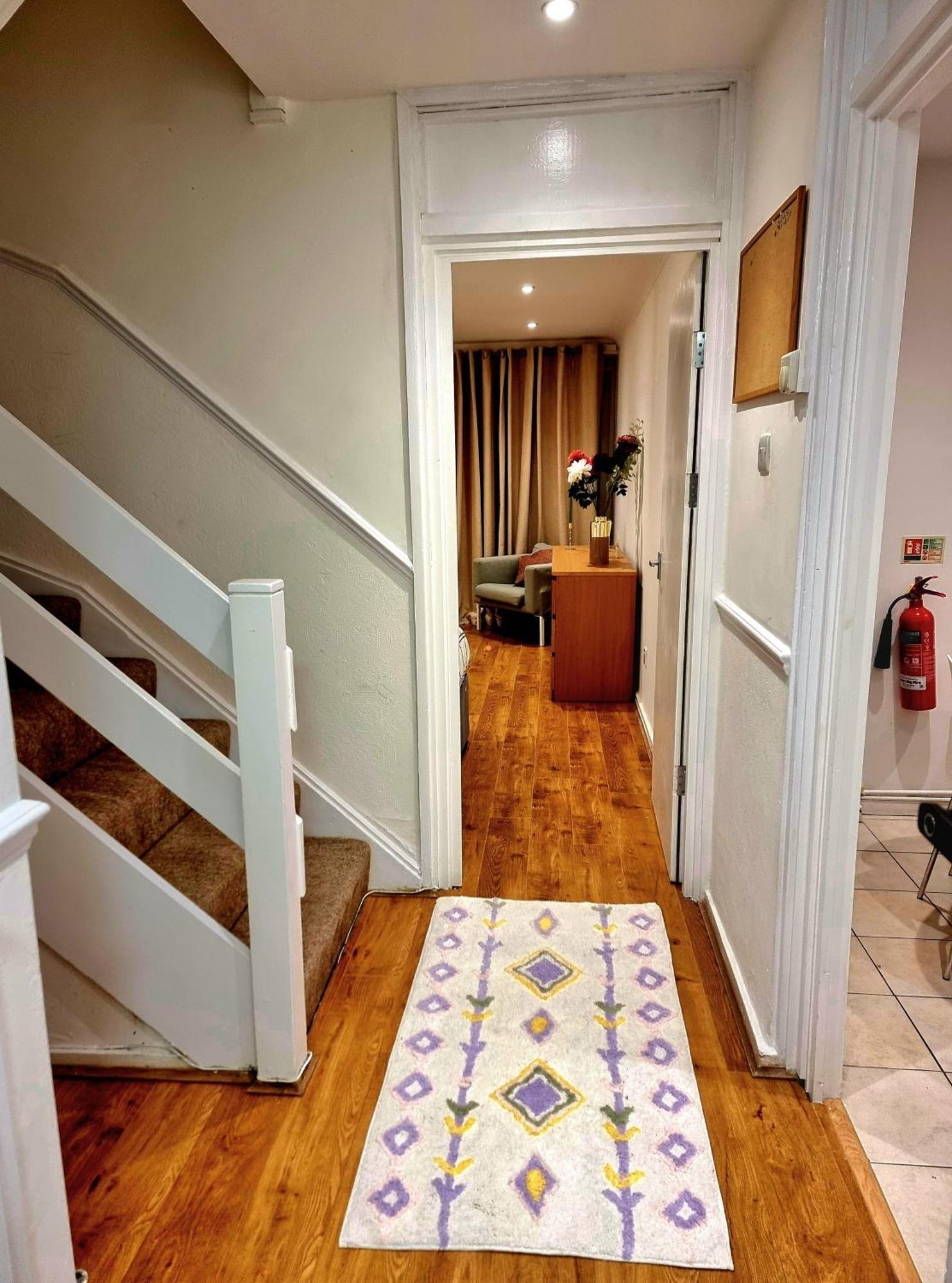 Charming 4 Bedroom Duplex With Private Entrance Casa vacanze *